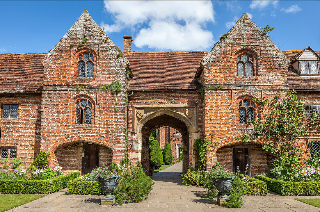 Eingangsportal zum Sissinghurst Castle Garden, Cranbrook, Kent, England