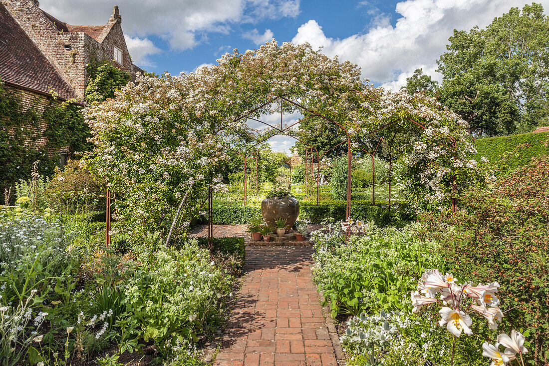 Der White Garden, Sissinghurst Castle Garden, Cranbrook, Kent, England