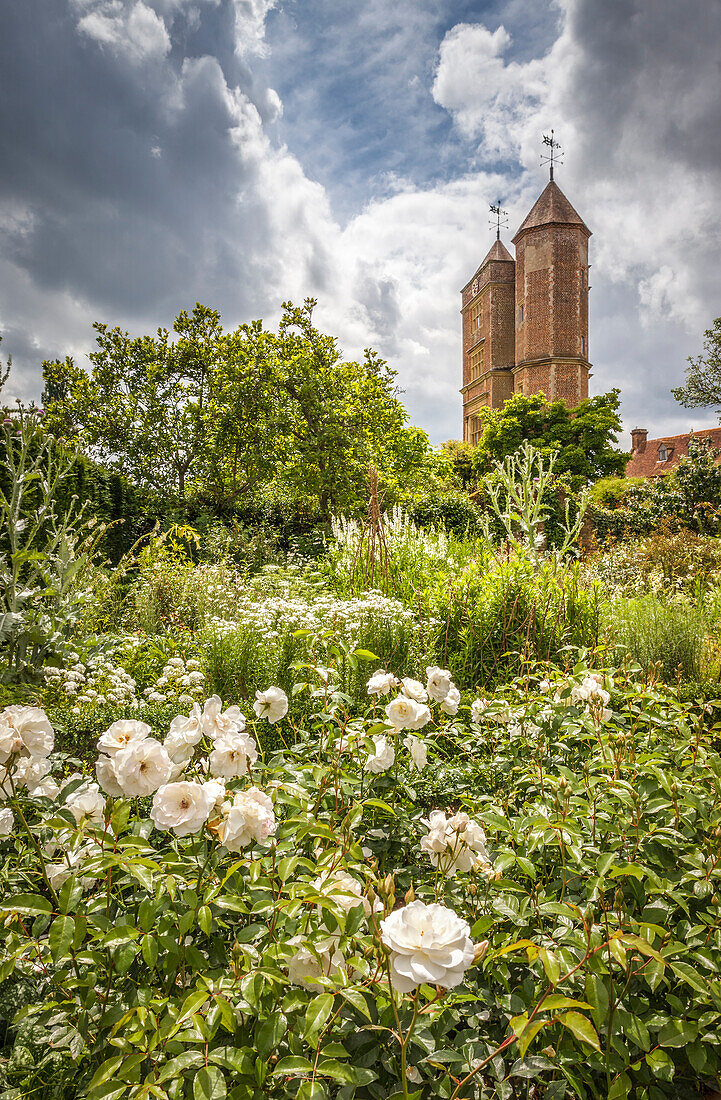 White Garden und Turm des Sissinghurst Castle, Cranbrook, Kent, England