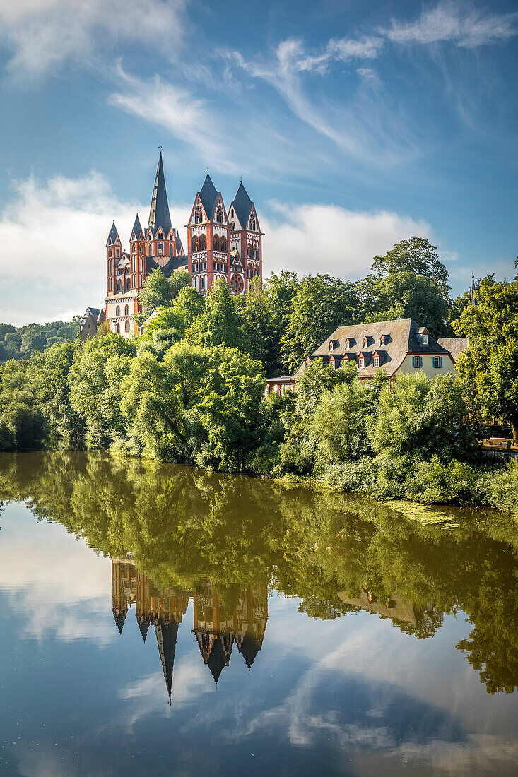 Blick von der alten Lahnbrücke zum Limburger Dom, Limburg, Lahntal, Hessen, Deutschland