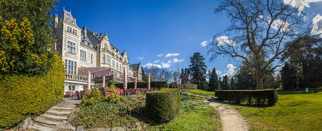Schlosshotel Friedrichshof (Gartenseite) in Kronberg, Taunus, Hessen, Deutschland