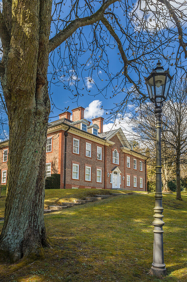 Villa im Park von Schloss Friedrichshof in Kronberg, Taunus, Hessen, Deutschland