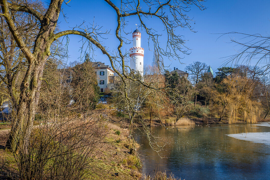 Zugefrorener Teich im Schlosspark von Bad Homburg vor der Höhe mit weißem Turm, Taunus, Hessen, Deutschland