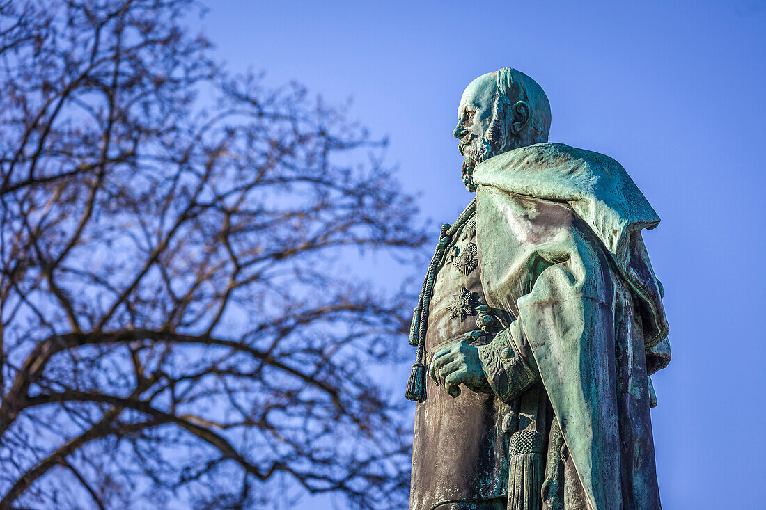 Kaiser-Wilhelm I. Denkmal und Kaiser-Wilhelms Bad im Kurpark von Bad Homburg vor der Höhe, Taunus, Hessen, Deutschland