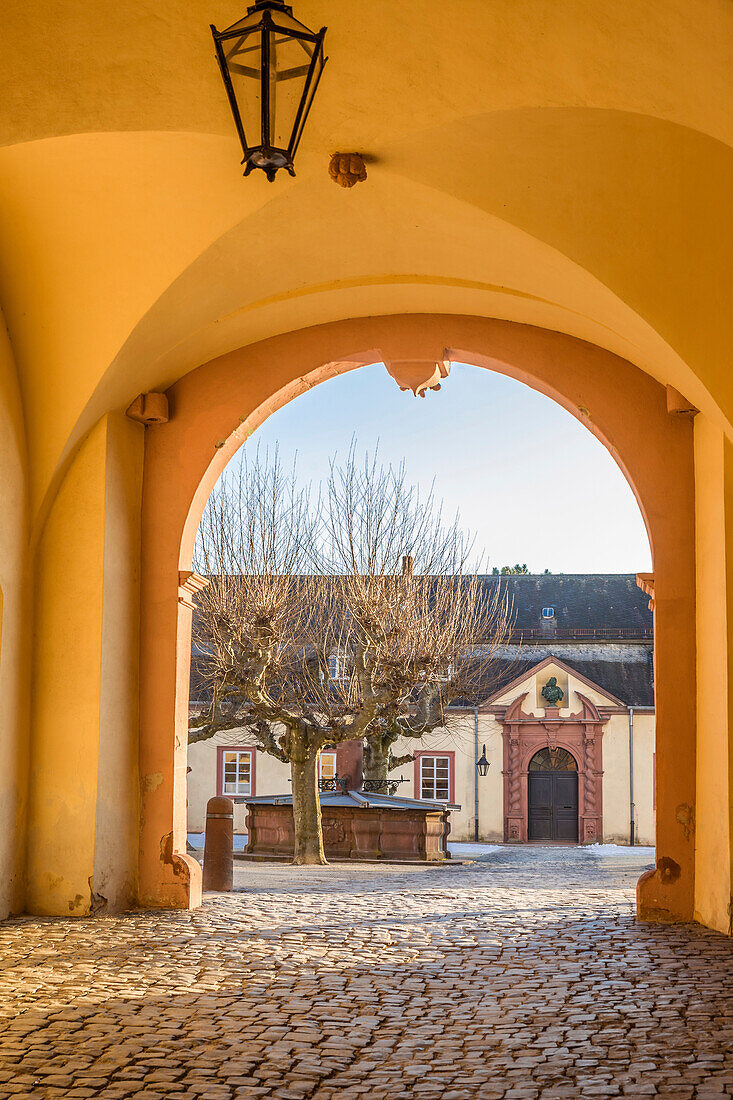 Tor zum Innenhof von Schloss Bad Homburg vor der Höhe, Taunus, Hessen, Deutschland