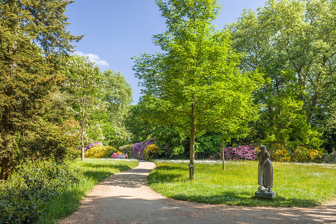 Monument fountain girl in the spa gardens of Bad Homburg vor der Höhe, Taunus, Hesse, Germany