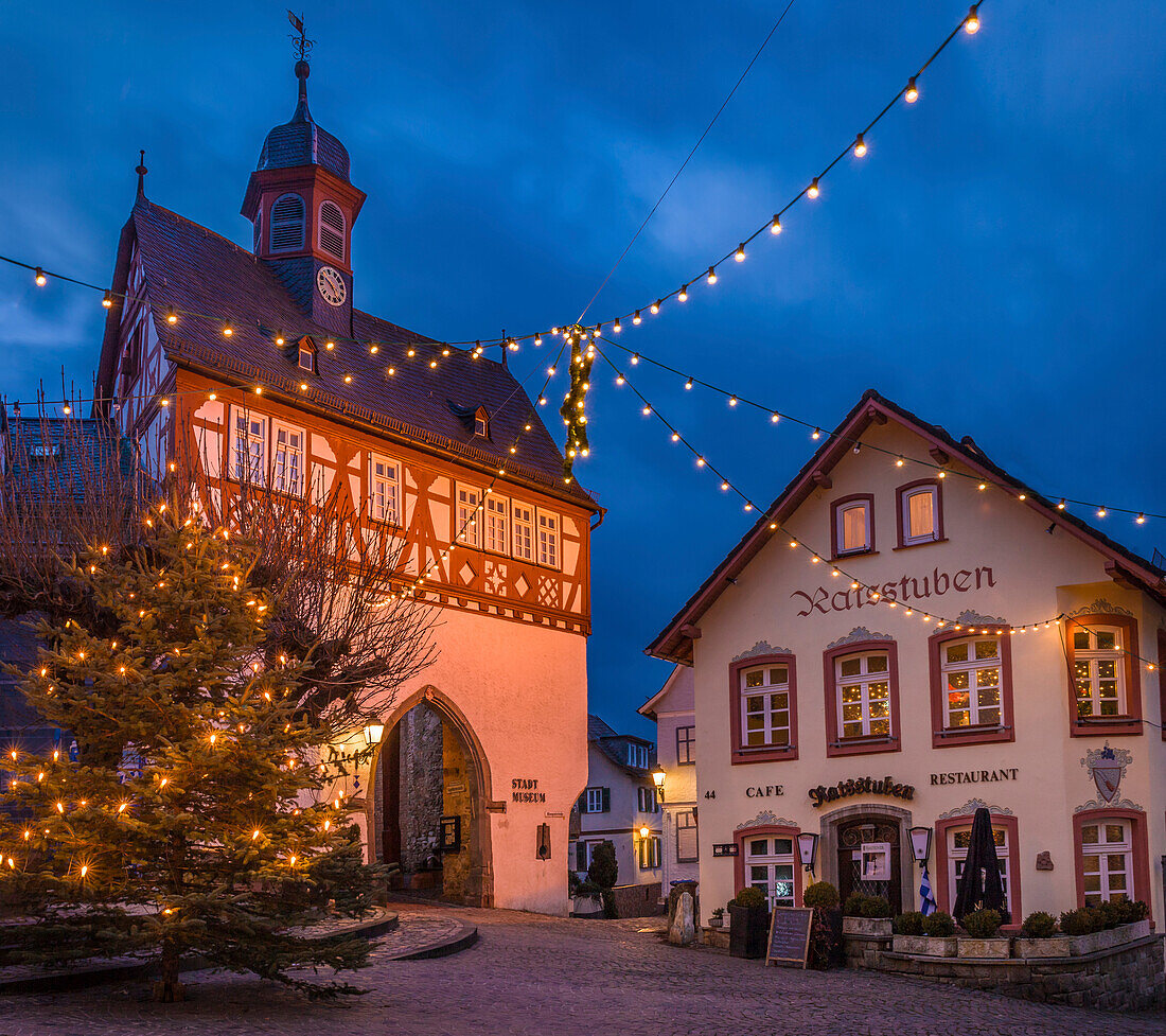 Weihnachtsbeleuchtung am Alten Rathaus in der in der Altstadt von Königstein, Taunus, Hessen, Deutschland