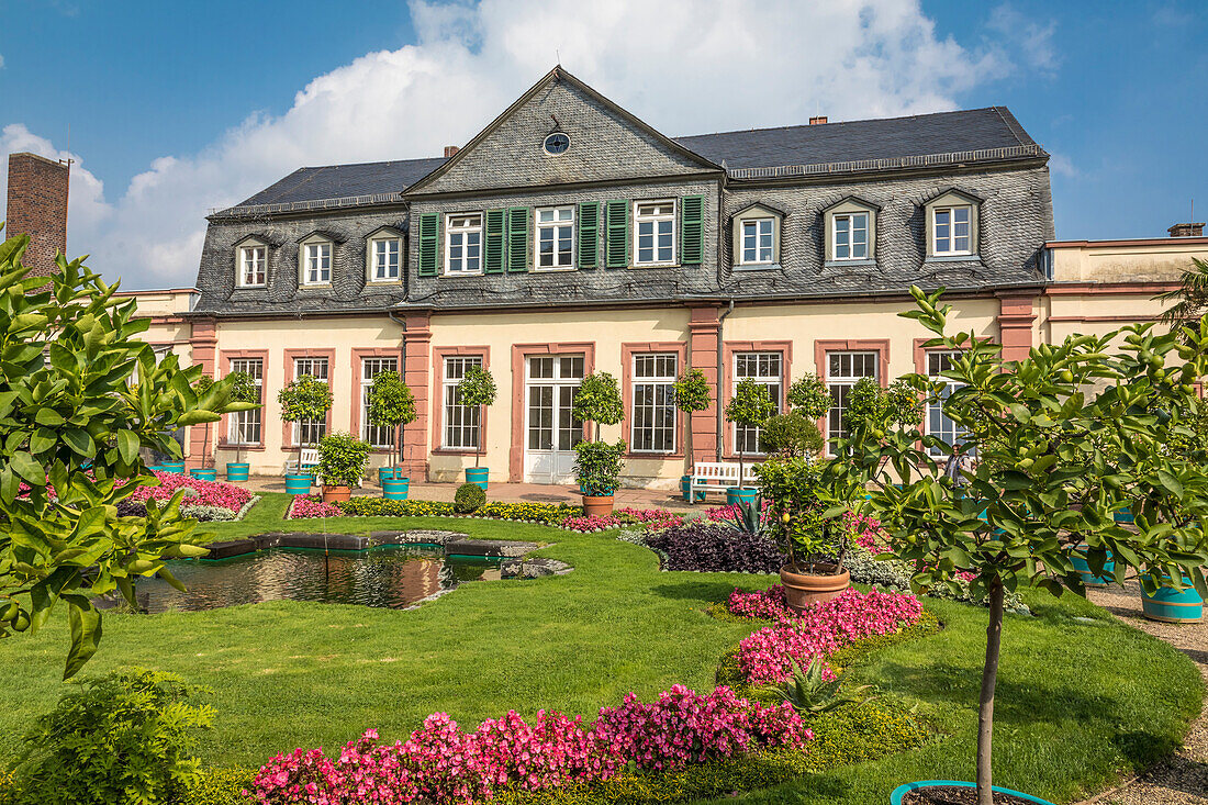 Orangerie mit Orangeriebrunnen am Landgrafenschloss in Bad Homburg vor der Höhe, Taunus, Hessen, Deutschland