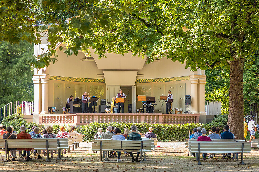 Kurkonzert in der Konzertmuschel bei der Orangerie im Kurpark in Bad Homburg vor der Höhe, Taunus, Hessen, Deutschland