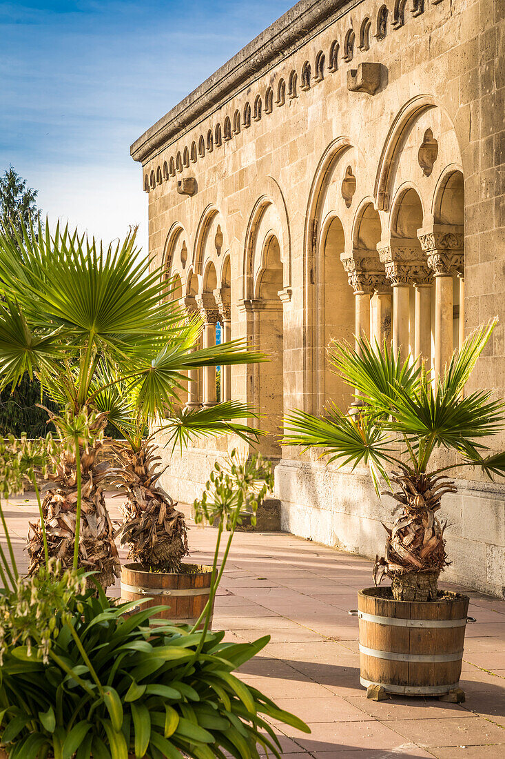 Romanische Halle im Innenhof vom Schloss Bad Homburg vor der Höhe, Taunus, Hessen, Deutschland