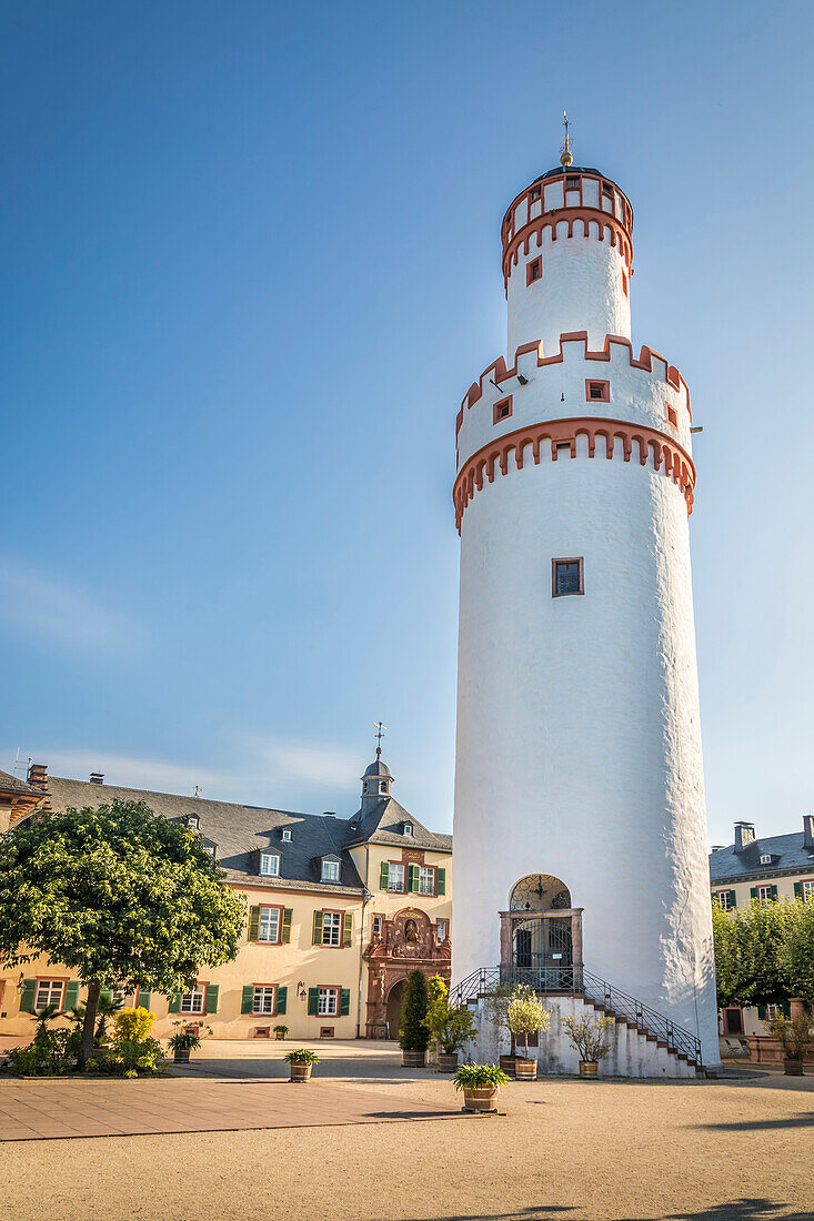 Weißer Turm im Innenhof vom Schloss Bad Homburg vor der Höhe, Taunus, Hessen, Deutschland
