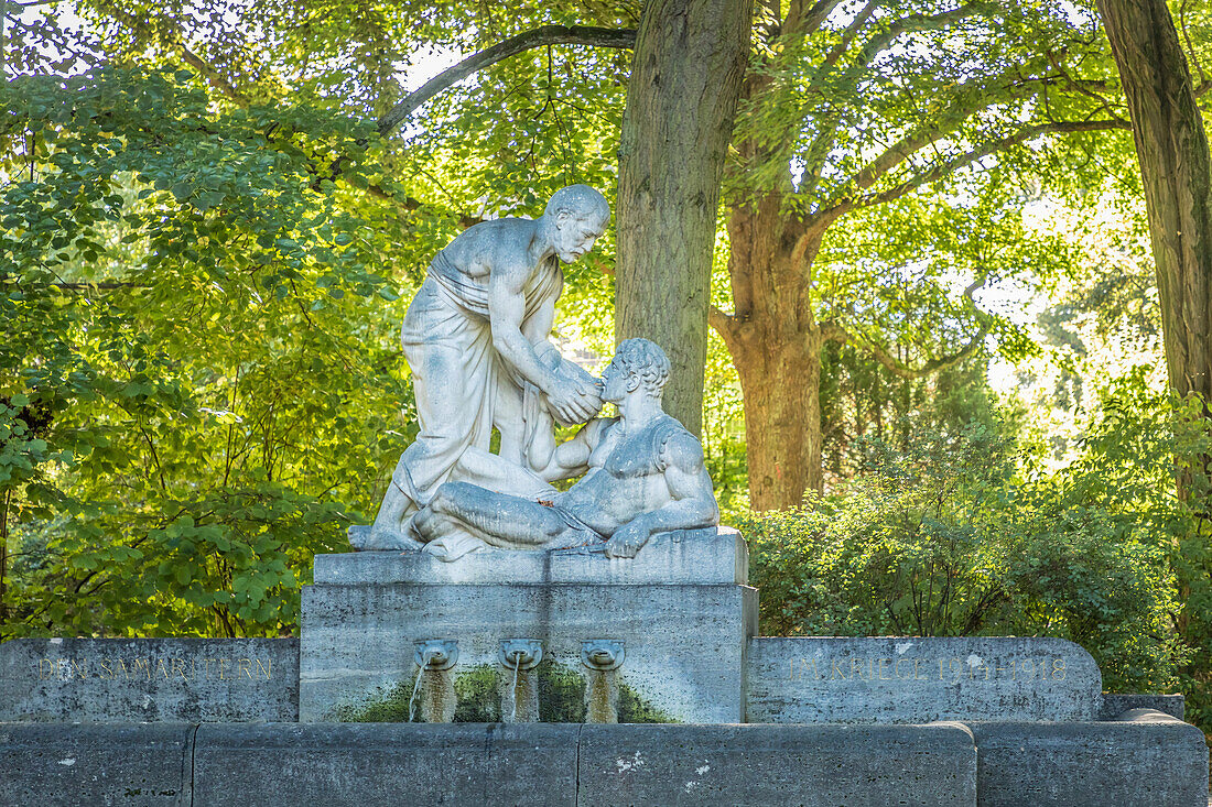 Samariterbrunnen (geschaffen 1915 von Hugo Kaufmann) im Kurpark von Bad Homburg vor der Höhe, Taunus, Hessen, Deutschland