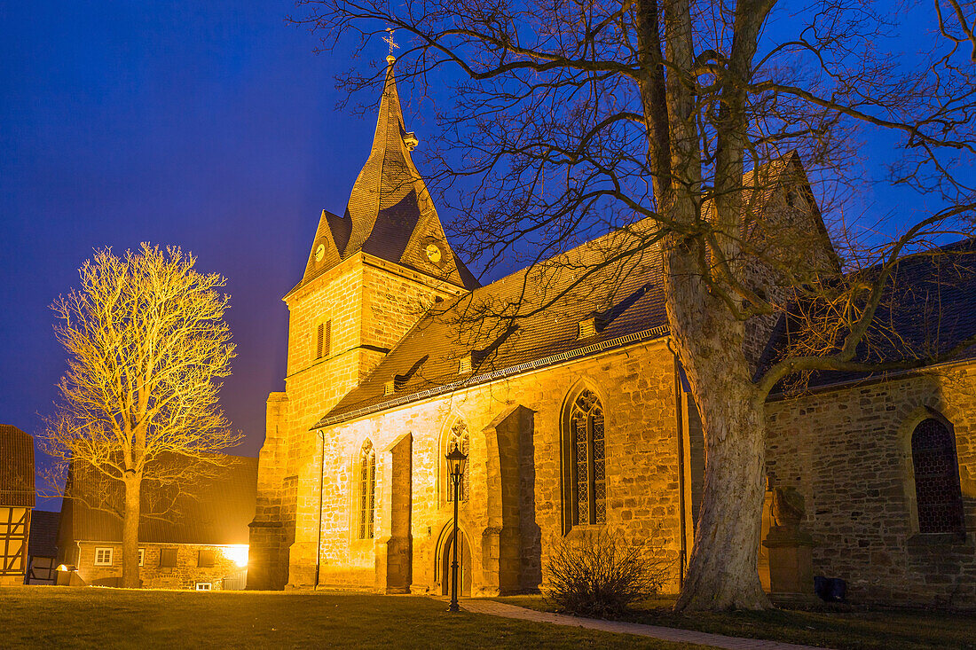 Beleuchtete Kirche im Dorf Landau, Bad Arolsen, Hessen, Deutschland