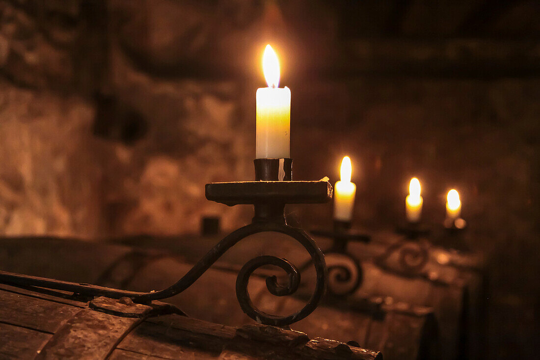Kerzen im Weinkeller des Zisterzienserkloster Eberbach bei Kiedrich, Rheingau, Hessen, Deutschland