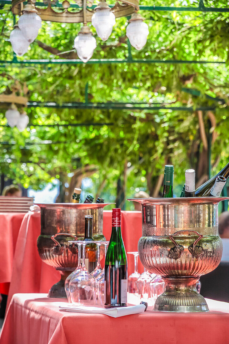 Feierliche Tafel in einem Weinlokal in Assmannshausen, Rheingau, Hessen, Deutschland