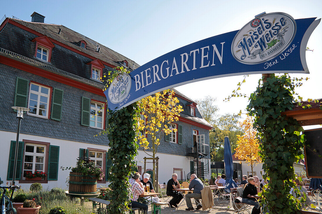 Eingang zum Biergarten vom Wildpark Fasanerie, Wiesbaden, Hessen, Deutschland