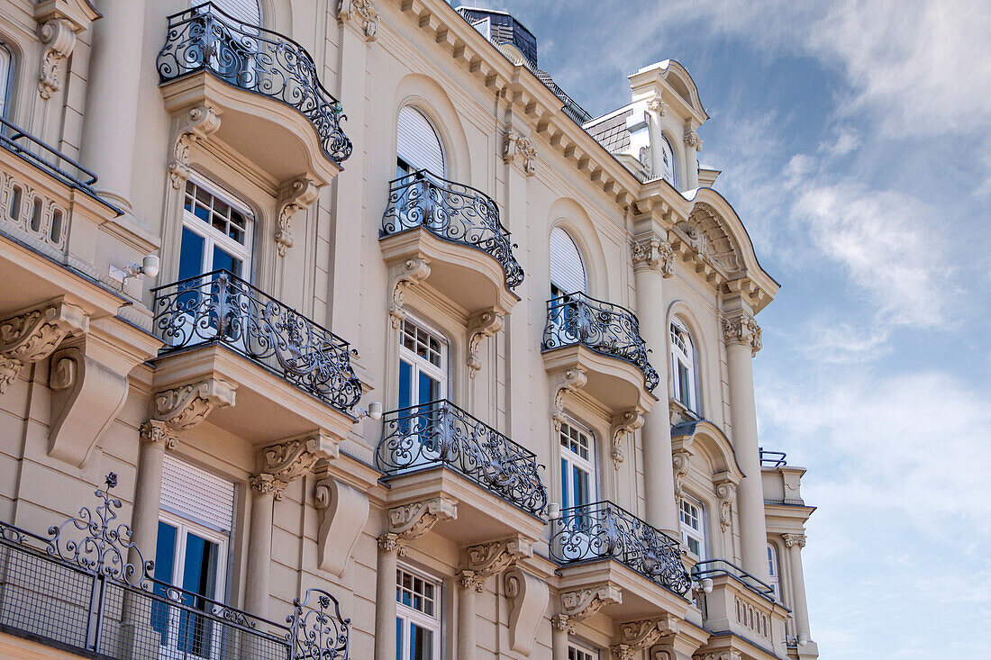 Fassade eines Gründerzeit-Hauses in der Altstadt, Wiesbaden, Hessen, Deutschland