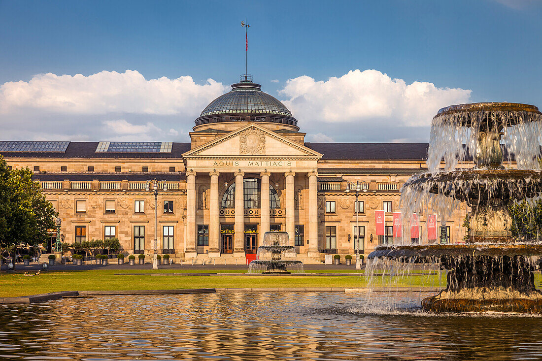 Kurhaus und Brunnen auf dem Bowling Green, Wiesbaden, Hessen, Deutschland