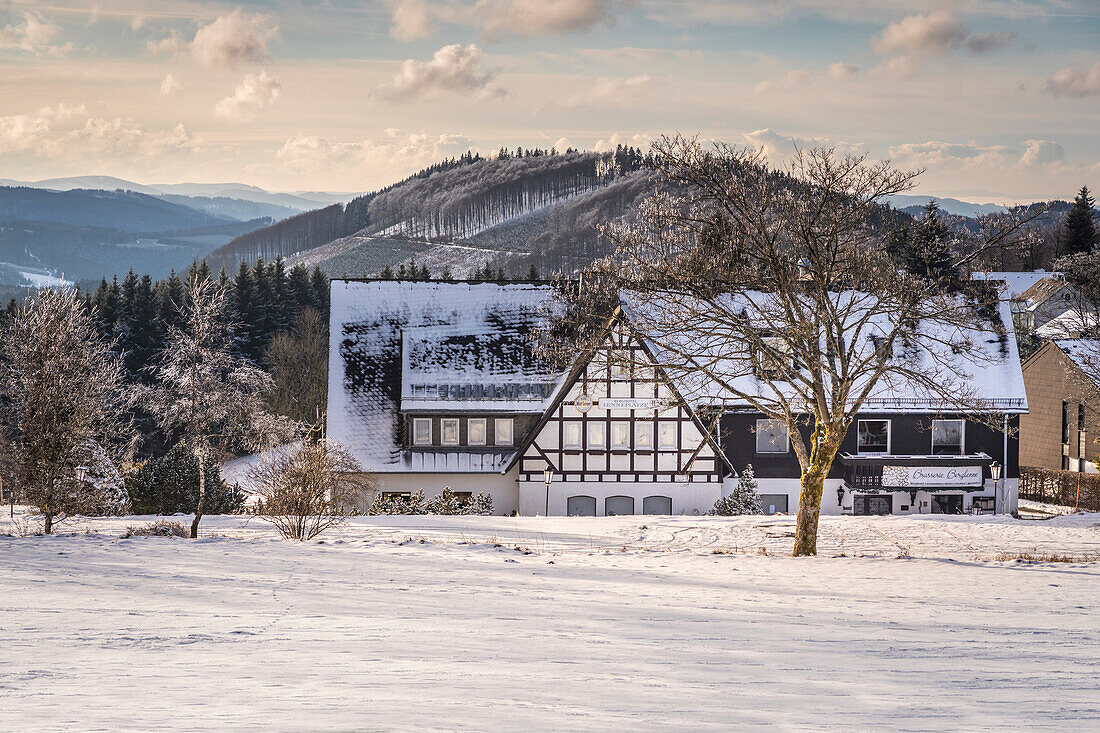 Berghotel in Lenneplätze am Kahlen Asten bei Winterberg, Sauerland, Nordrhein-Westfalen, Deutschland