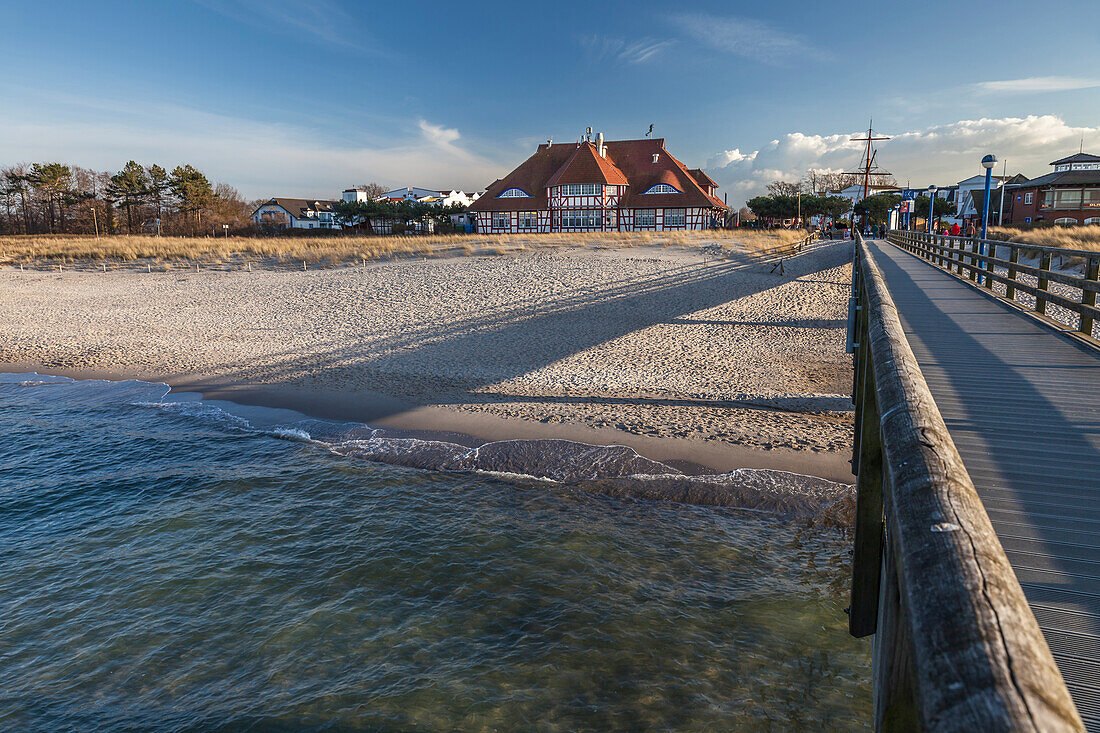 Kurhaus und Seebrücke von Zingst, Mecklenburg-Vorpommern, Norddeutschland, Deutschland