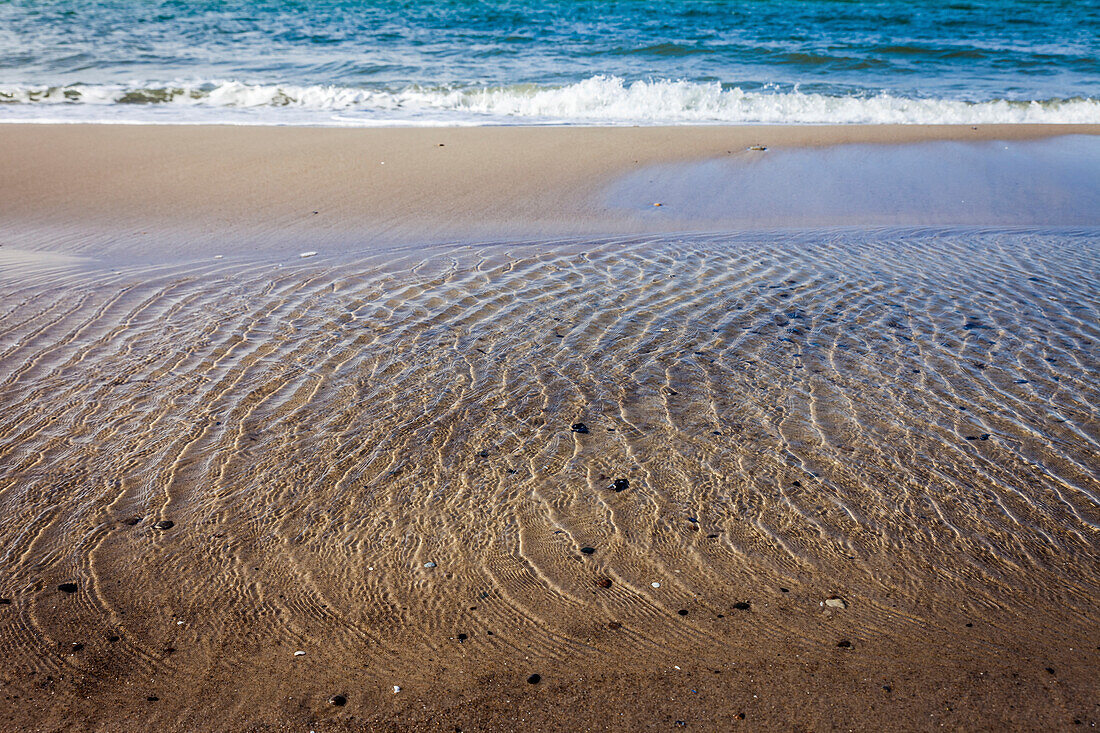 Wellen am Strand von Darß, Mecklenburg-Vorpommern, Norddeutschland, Deutschland