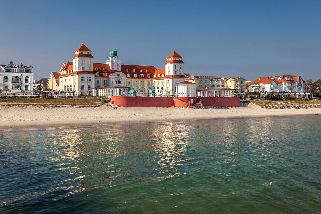 Strand und Kurhaus in Binz auf Rügen, Mecklenburg-Vorpommern, Norddeutschland, Deutschland