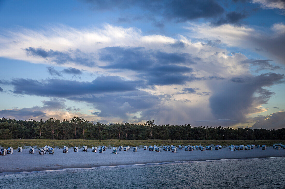 Strandkörbe mit Sturmwolken in Prerow, Mecklenburg-Vorpommern, Norddeutschland, Deutschland