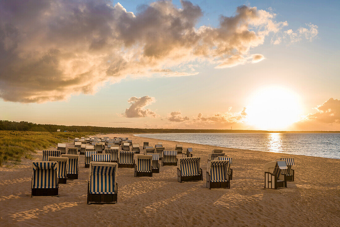 Strandkörbe mit Sonnenuntergang in Prerow, Mecklenburg-Vorpommern, Norddeutschland, Deutschland