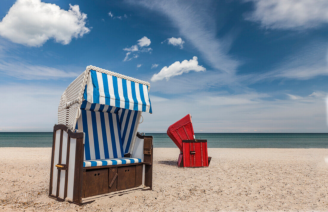 Weiße und rote Strandkörbe in Zingst, Mecklenburg-Vorpommern, Norddeutschland, Deutschland