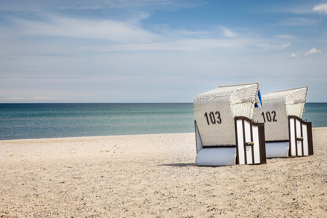 Weiße Strandkörbe in Zingst, Mecklenburg-Vorpommern, Norddeutschland, Deutschland