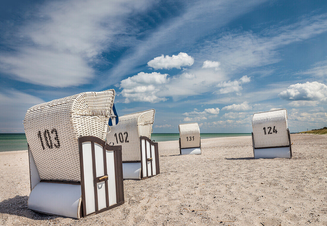 Weiße Strandkörbe in Zingst, Mecklenburg-Vorpommern, Norddeutschland, Deutschland