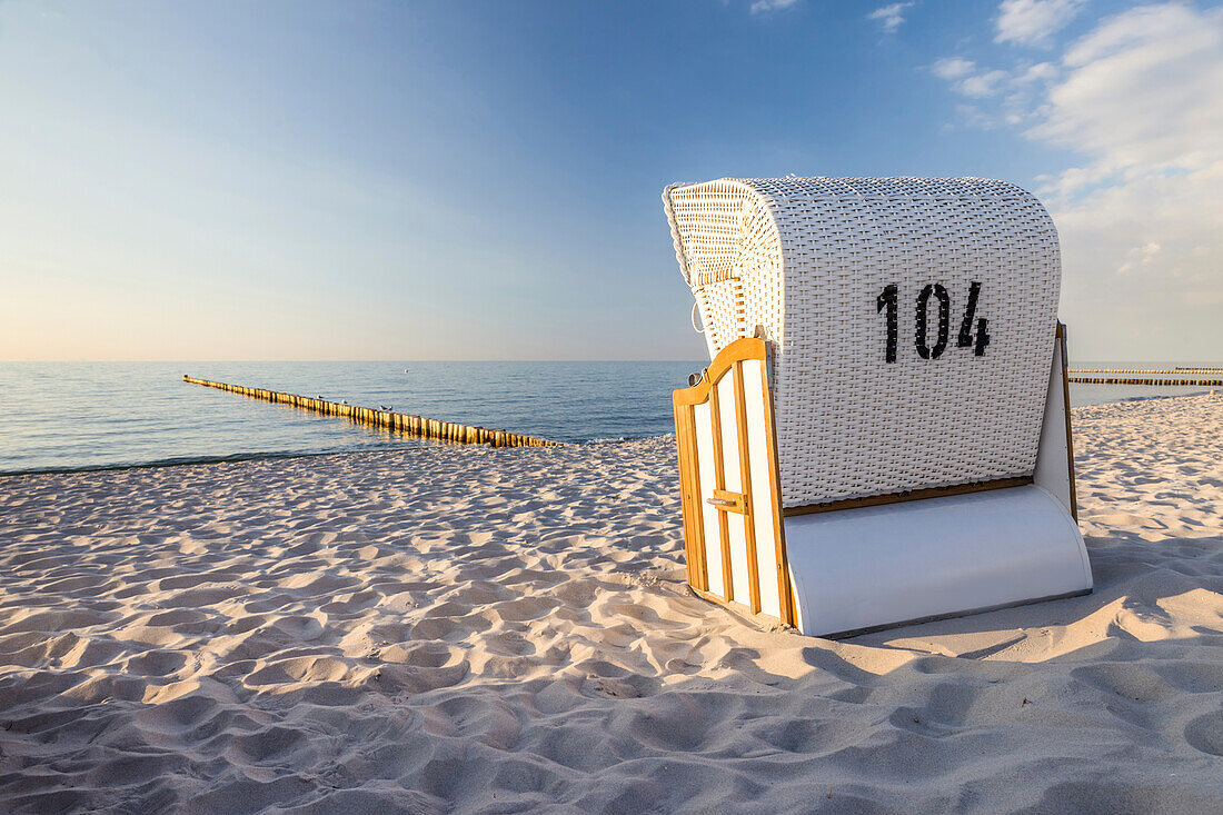 Weiße Strandkörbe in Zingst, Mecklenburg-Vorpommern, Norddeutschland, Deutschland