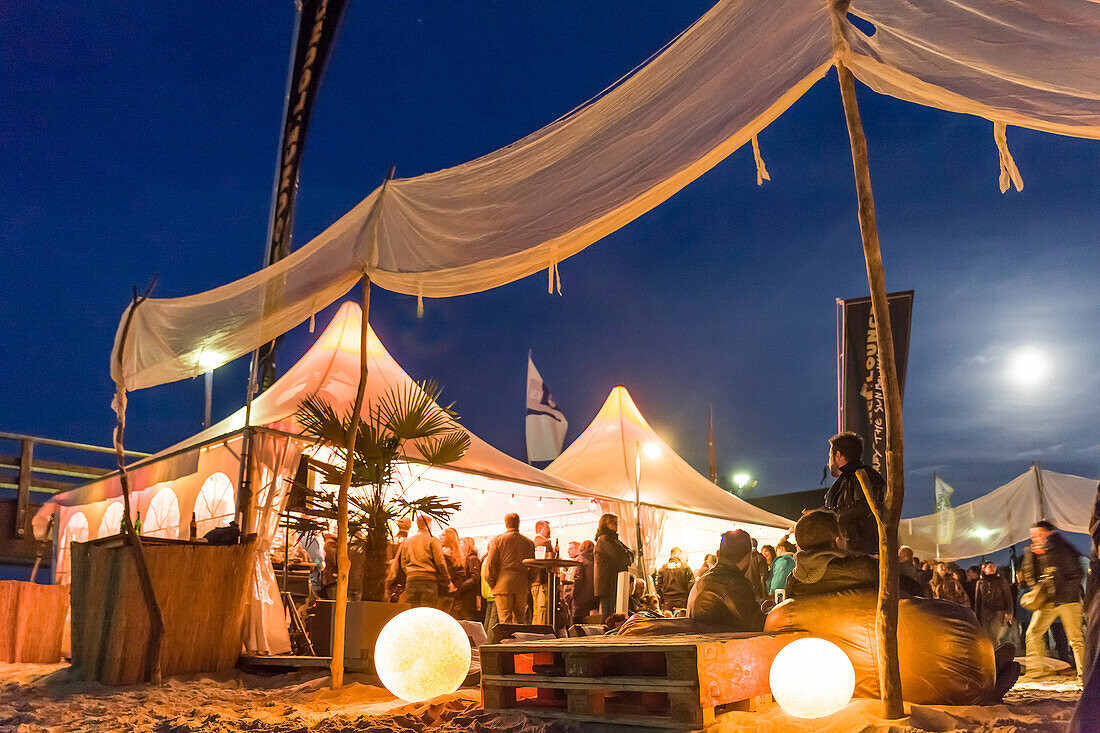Beleuchtete Zelte am Strand von Zingst, Mecklenburg-Vorpommern, Norddeutschland, Deutschland