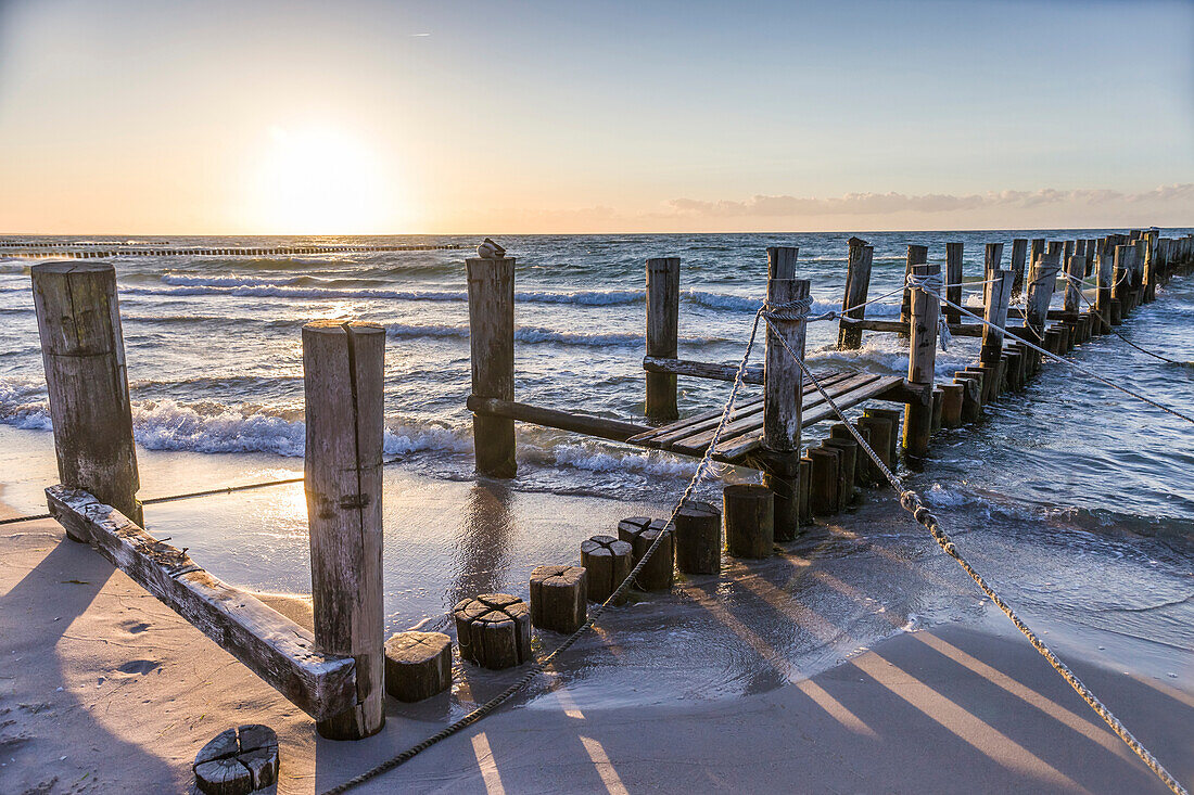 Verwitterter Holzsteg am Strand in Zingst, Mecklenburg-Vorpommern, Norddeutschland, Deutschland