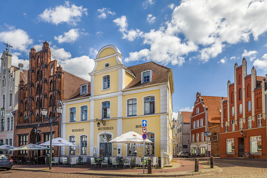 Historische Häuser auf dem Marktplatz in der Altstadt von Wismar, Mecklenburg-Vorpommern, Norddeutschland, Deutschland