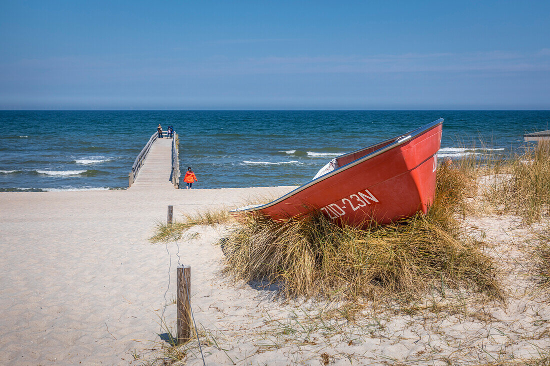 Rotes Boot und Landungsbrücke am Strand von Zingst, Mecklenburg-Vorpommern, Norddeutschland, Deutschland