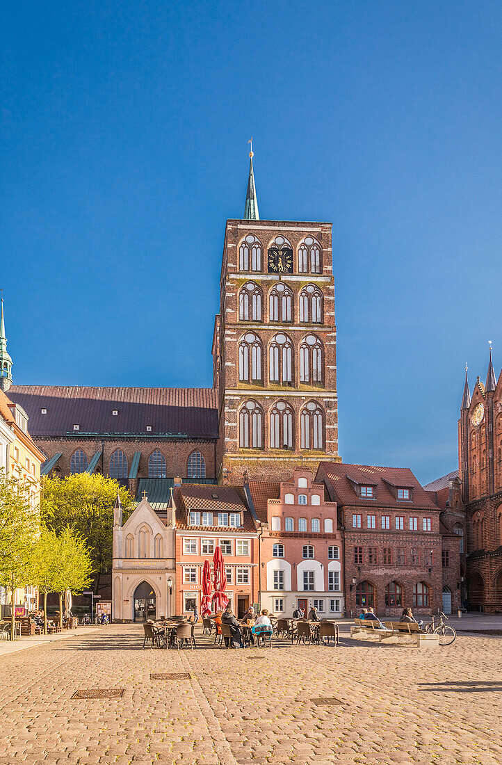 Nikolaikirche und Straßencafe am Alten Markt Stralsund, Mecklenburg-Vorpommern, Norddeutschland, Deutschland