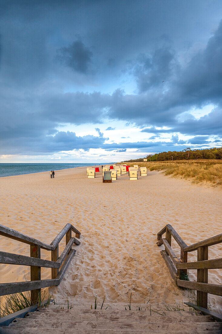 Strandkörbe im Abendlicht in Prerow, Mecklenburg-Vorpommern, Ostsee, Norddeutschland, Deutschland