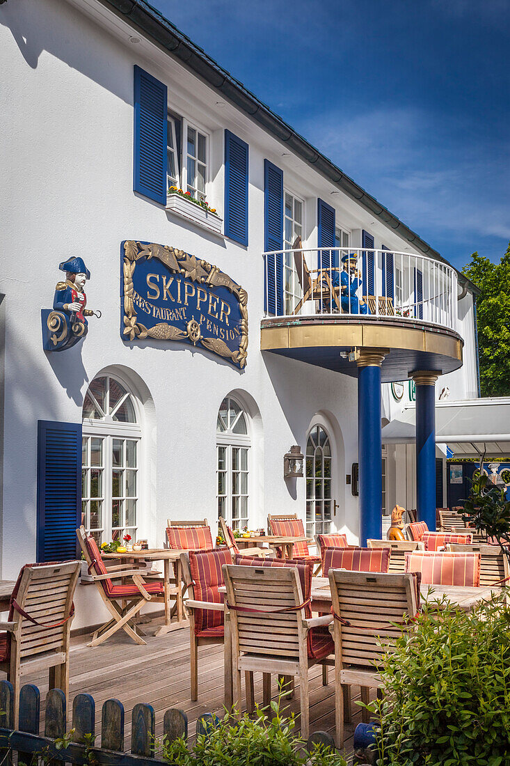 Restaurant in der Fußgängerzone in Zingst, Mecklenburg-Vorpommern, Ostsee, Norddeutschland, Deutschland