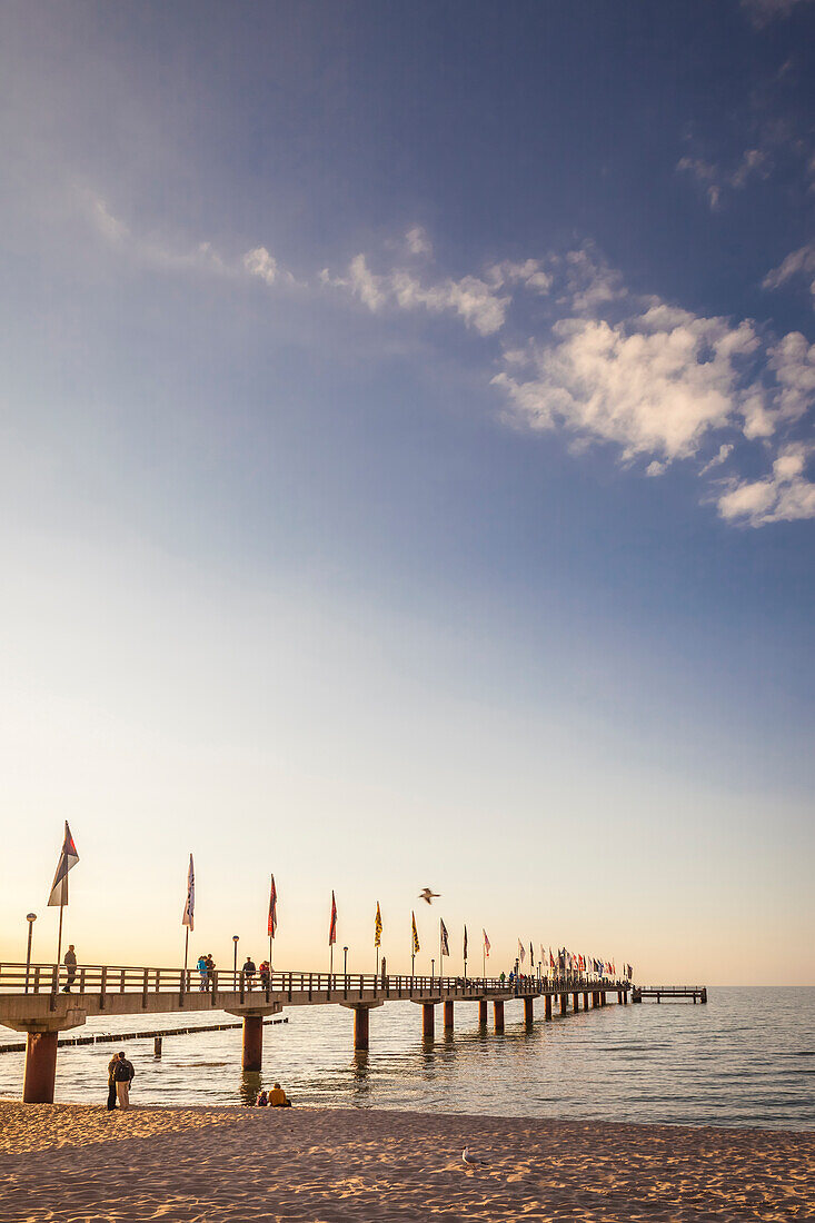 Seebrücke von Zingst zum Sonnenuntergang, Mecklenburg-Vorpommern, Ostsee, Norddeutschland, Deutschland