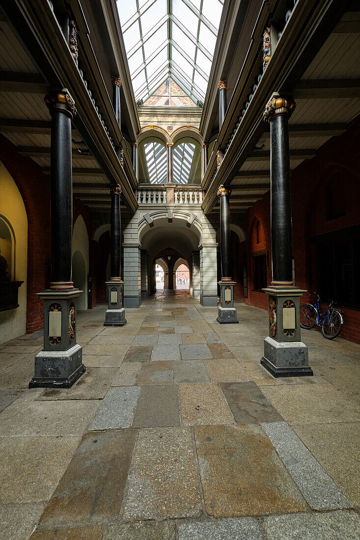 Laubenhallen und Galerie, Durchgang historisches Rathaus am Alten Markt in der Weltkulturerbe- und Hansestadt Stralsund, Mecklenburg-Vorpommern, Deutschland