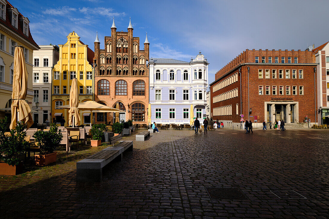 Die historische Altstadt am Alten Markt in der Weltkulturerbe- und Hansestadt Stralsund, Mecklenburg-Vorpommern, Deutschland