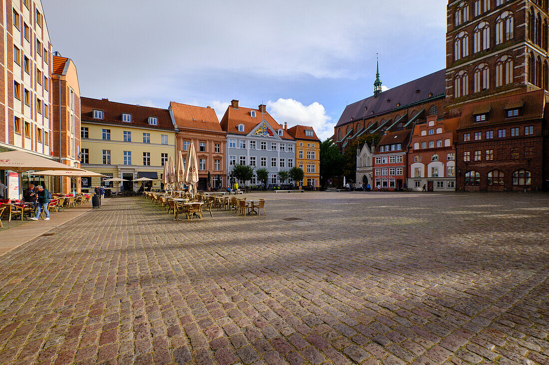 Die historische Altstadt am Alten Markt in der Weltkulturerbe- und Hansestadt Stralsund, Mecklenburg-Vorpommern, Deutschland