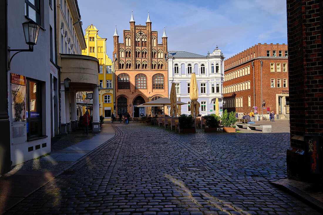 Die historische Altstadt am Alten Markt in der Weltkulturerbe- und Hansestadt Stralsund, Mecklenburg-Vorpommern, Deutschland
