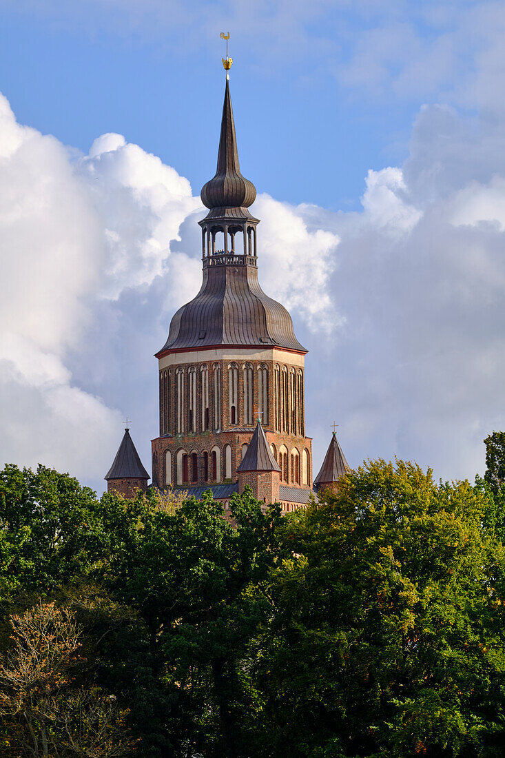 Blick auf die Sankt-Marien-Kirche vom Knieperteich in der Weltkulturerbe- und Hansestadt Stralsund, Mecklenburg-Vorpommern, Deutschland