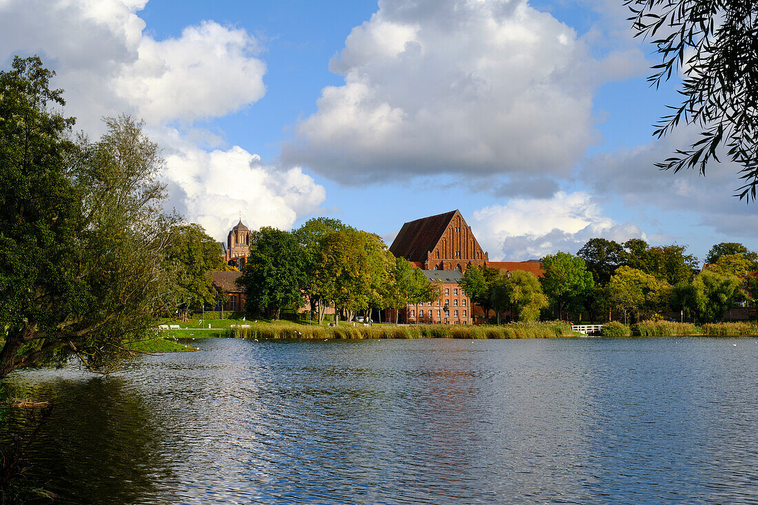 Blick auf die Altstadt der Weltkulturerbe- und Hansestadt Stralsund vom Knieperteich, Mecklenburg-Vorpommern, Deutschland