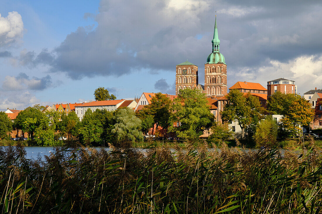 Blick auf die Altstadt der Weltkulturerbe- und Hansestadt Stralsund vom Knieperteich, Mecklenburg-Vorpommern, Deutschland