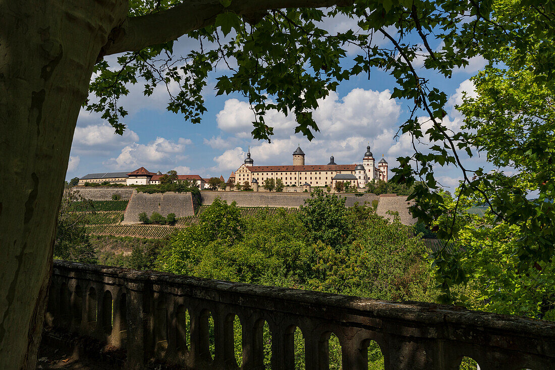 Blick zur Festung Marienberg von der Wallfahrtskirche Mariä Heimsuchung oder volkstümlich Käppele auf dem Nikolausberg oberhalb der Stadt Würzburg, Unterfranken, Franken, Bayern, Deutschland