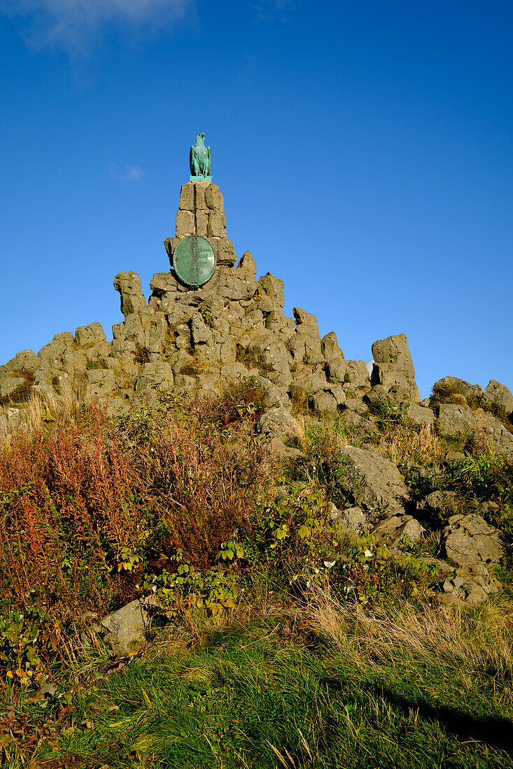 Das Fliegerdenkmal an der Wasserkuppe, der höchste Berg der Rhön im Herbst, Biosphärenreservat Rhön, Hessen, Deutschland\n