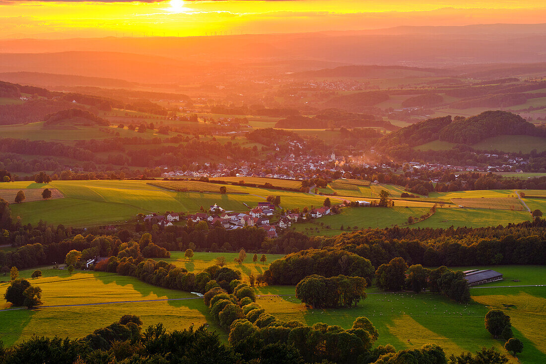 Sonnenuntergang am Pferdskopf im Herbst, Biosphärenreservat Rhön, Hessen, Deutschland\n